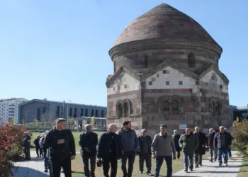 Emeklilere komşu Erzurum’un tarihi mekanları gezdirildi
