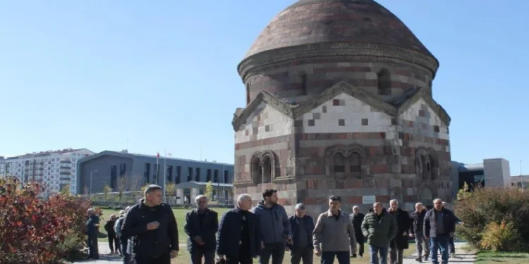 Emeklilere komşu Erzurum’un tarihi mekanları gezdirildi