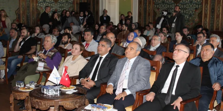 Sempozyuma katıldı