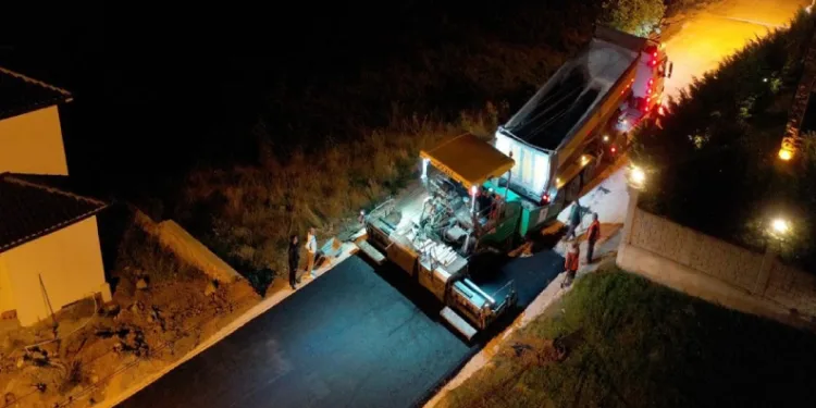 Trafiğini rahatlayacak yeni yol asfaltlanıyor