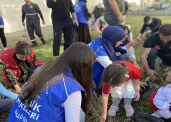 Fidanları toprakla buluşturdular