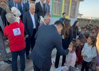 Hediyesini alan ağaç dikti