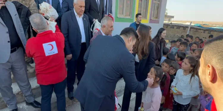 Hediyesini alan ağaç dikti