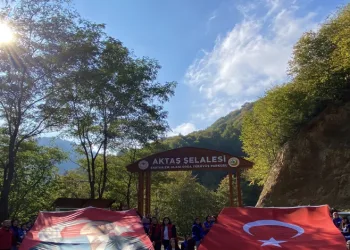 Doğa yürüyüşü ile Aktaş Şelalesi’ni keşfettiler