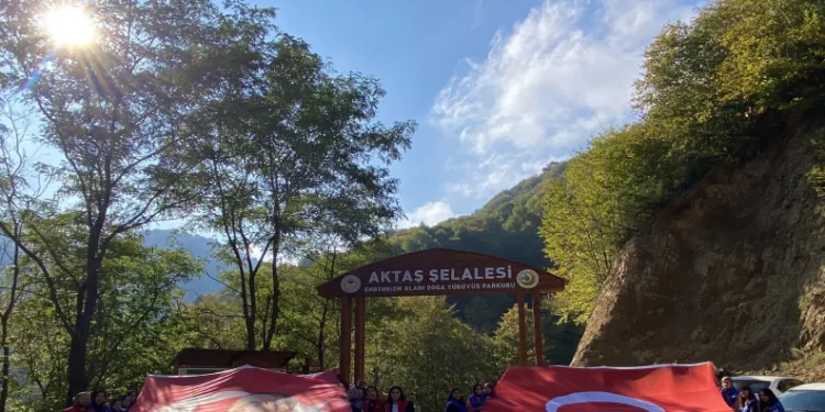 Doğa yürüyüşü ile Aktaş Şelalesi’ni keşfettiler
