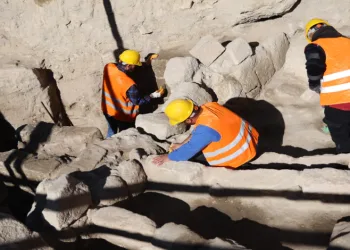 Trafiğe kapatılan yolun altından toplu mezar çıktı