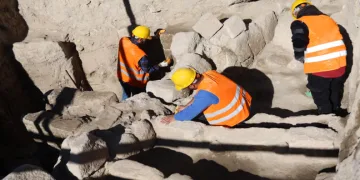 Trafiğe kapatılan yolun altından toplu mezar çıktı
