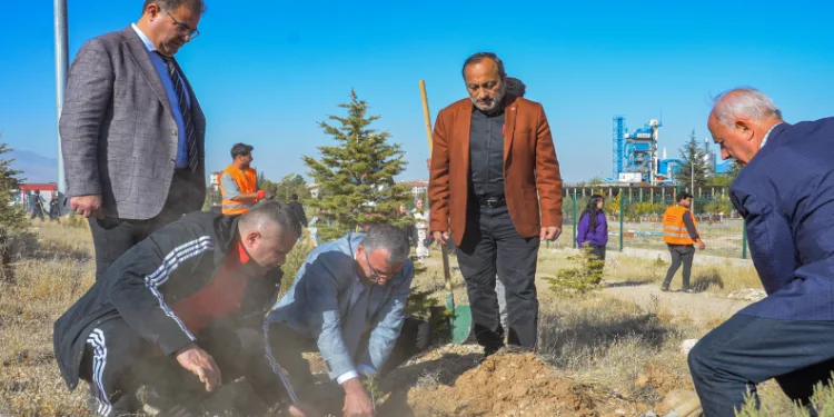 Cumhuriyet’in 101’nci yılına özel 101 meşe fidanı