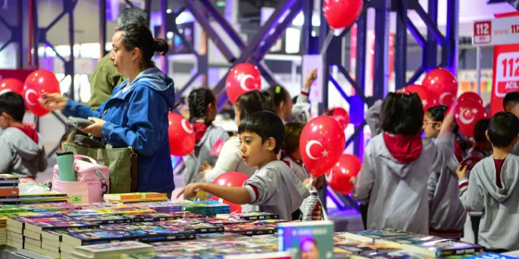 Kitap ve Kültür Fuarı yoğun katılımla devam ediyor