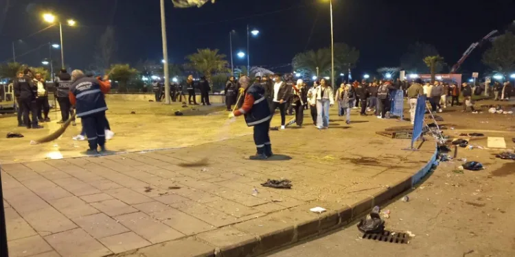 “Sahde bizde” deyip çevreyi yedi dakikada temizlediler