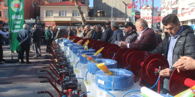 Kokarcayla mücadele için ilaçlama makinesi dağıtıldı