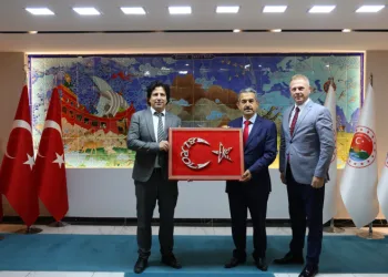 Mahkumlar Türk bayrağına Ekici’nin adını yazdı