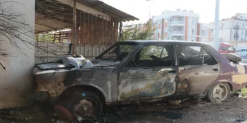 Park halindeki araç küle döndü