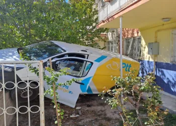 Yokuşta bırakılan kargo aracı geri kaydı