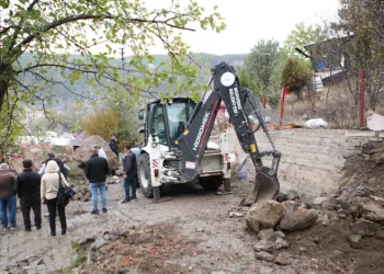 Dev kaya parçası yola düştü