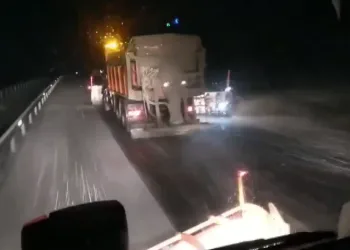 Karayolları ekiplerince Kop Dağ’ında tuzlama çalışması yapıldı