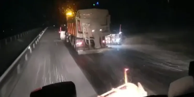 Karayolları ekiplerince Kop Dağ’ında tuzlama çalışması yapıldı