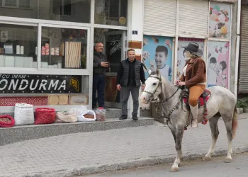 Kadın kovboy muhtar, atıyla mahalleliyi ziyaret ediyor