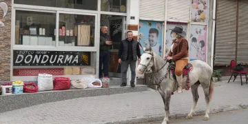Kadın kovboy muhtar, atıyla mahalleliyi ziyaret ediyor