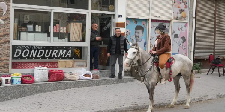 Kadın kovboy muhtar, atıyla mahalleliyi ziyaret ediyor