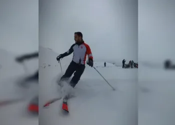 Adrenalin tutkunlarından mevsimin ilk kayağı