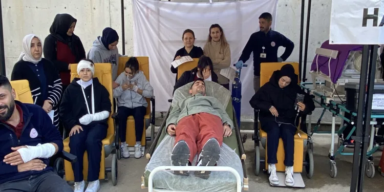 Deprem tatbikatı gerçeğini aratmadı