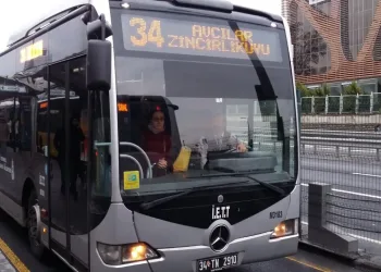 Avcılar’da metrobüste yangın paniği
