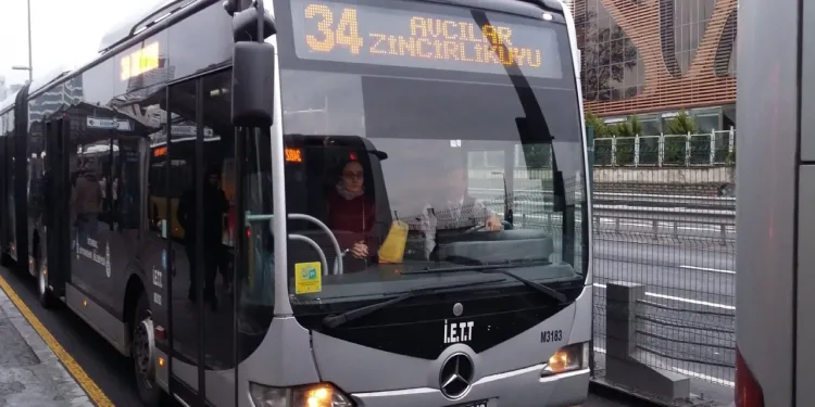 Avcılar’da metrobüste yangın paniği