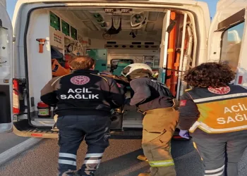 Araç içinde sıkışan sürücü itfaiye tarafından kurtarıldı