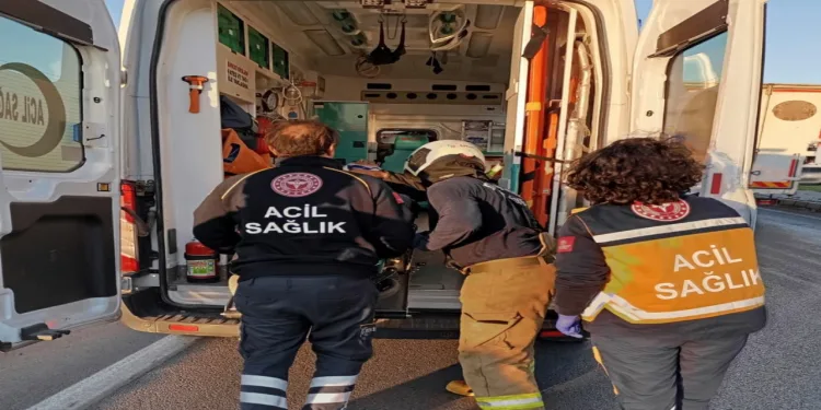 Araç içinde sıkışan sürücü itfaiye tarafından kurtarıldı