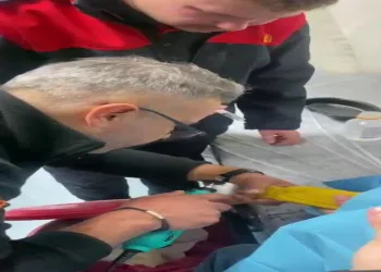 Parmağı resepsiyon ziline sıkıştı