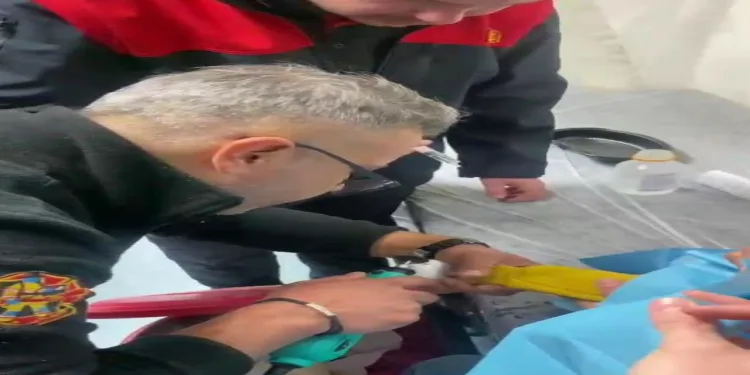 Parmağı resepsiyon ziline sıkıştı