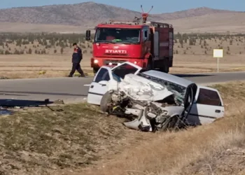 Öğrenci almaya giden servis aracı otomobille çarpıştı 5 kişi ağır yaralandı