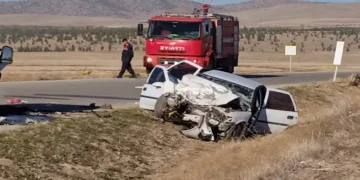 Öğrenci almaya giden servis aracı otomobille çarpıştı 5 kişi ağır yaralandı
