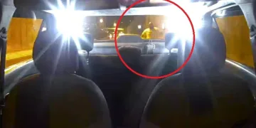 Ortalığı birbirine katıp çaldığı taksiden aşağı atladı