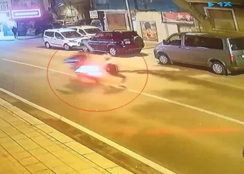 Yolun karşısına geçen yayaya motosikletin çarptı