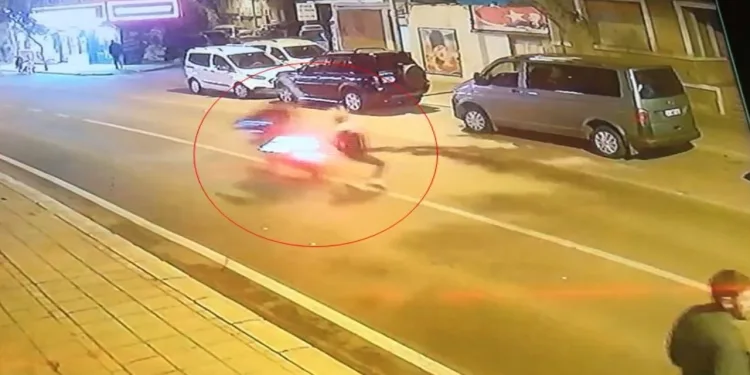 Yolun karşısına geçen yayaya motosikletin çarptı
