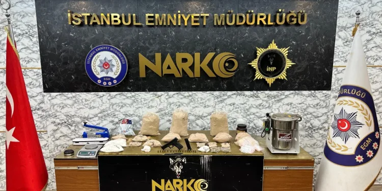 Uyuşturucuyu otomobil lastiğine ve aracın bagaj kısmına zulalamışlar