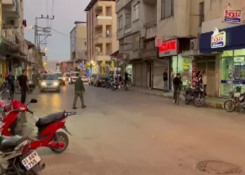 Otomobil ile çarpışan motosiklet sürücüsü havaya uçtu