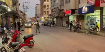 Otomobil ile çarpışan motosiklet sürücüsü havaya uçtu