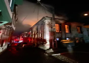 İki metruk evde çıkan yangın mahalleliye korkulu anlar yaşattı