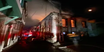 İki metruk evde çıkan yangın mahalleliye korkulu anlar yaşattı