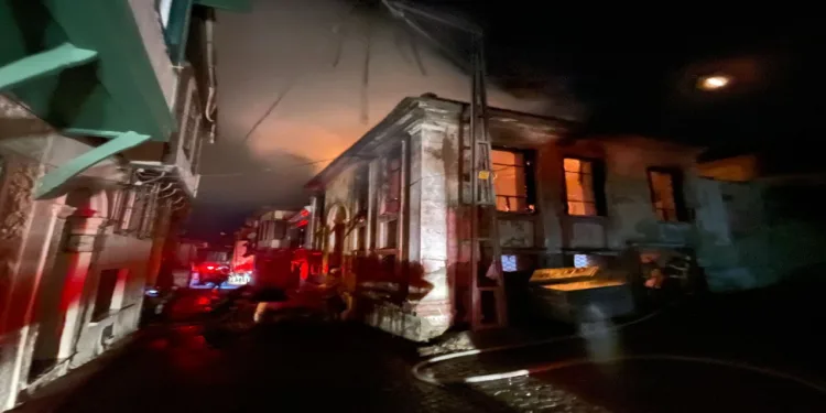 İki metruk evde çıkan yangın mahalleliye korkulu anlar yaşattı