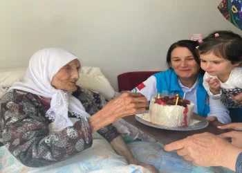 Asırlık nineye doğum günü sürprizi