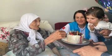 Asırlık nineye doğum günü sürprizi