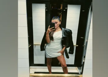 Hande Erçel’in süper mini elbisesiyle verdiği pozlara beğeni yağdı