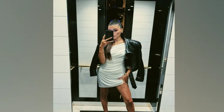 Hande Erçel’in süper mini elbisesiyle verdiği pozlara beğeni yağdı