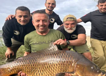 27 kiloluk balık, balıkçıların oltasına takıldı