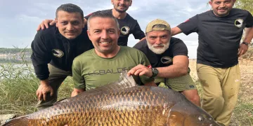 27 kiloluk balık, balıkçıların oltasına takıldı