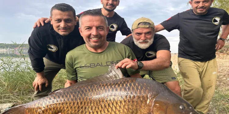 27 kiloluk balık, balıkçıların oltasına takıldı